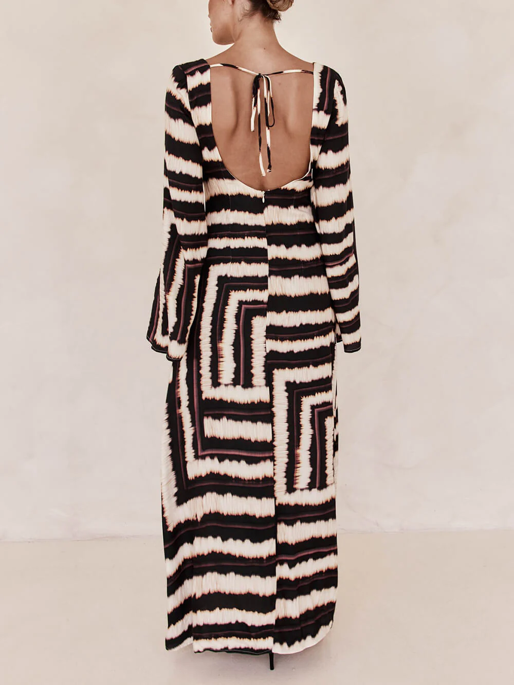 Flattering V-Neckline Unique Printed V Tie Ring Maxi Dress - Image 5